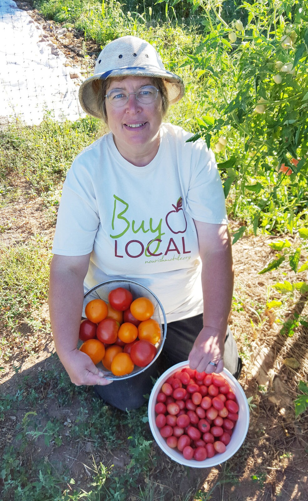 Photo of Dorene Pasekoff holding bowls of tomatoes.